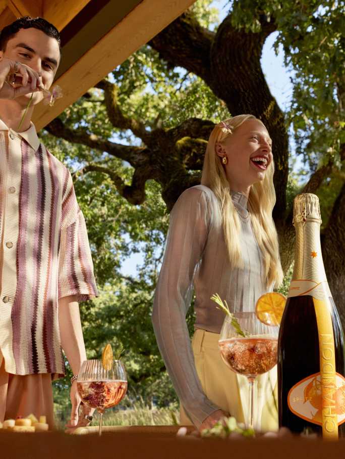 CAHNDON Garden Spritz in a garden with two people enjoy two glasses of Spritz