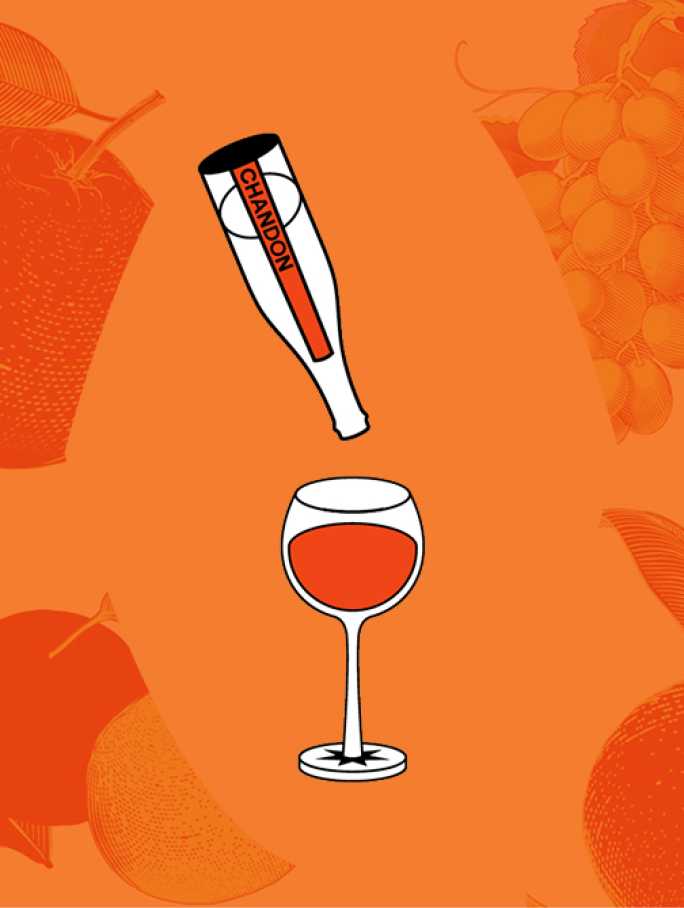 Ein illustriertes Bild einer Chandon Spritz Orange Peels & Spices Flasche, die in ein Weinglas gießt, vor einem orangefarbenen Hintergrund mit schwachen Umrissen von Früchten und Blättern.
