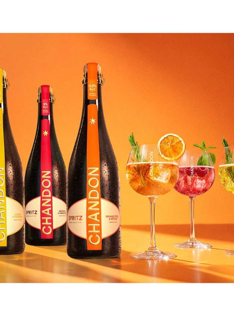 Trois bouteilles de la collection CHANDON Spritz : Orange, Lemon et Berries accompagnés de trois cocktail
